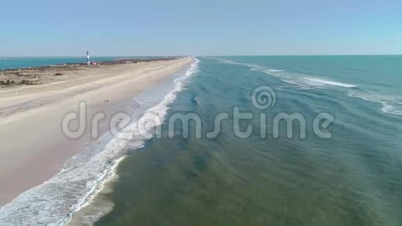 冬季长岛南岸的海浪和海滩视频的预览图