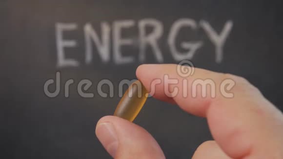 男性手指在铭文能量旁边拿着一个带有药物的胶囊视频的预览图