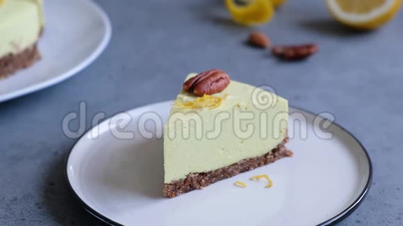 女人用叉子拿一块柠檬生素食蛋糕近距离视频的预览图