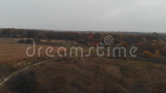乡村郊区的秋景视频的预览图