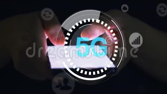 手指触摸手机屏幕黑暗和5g网络概念视频的预览图