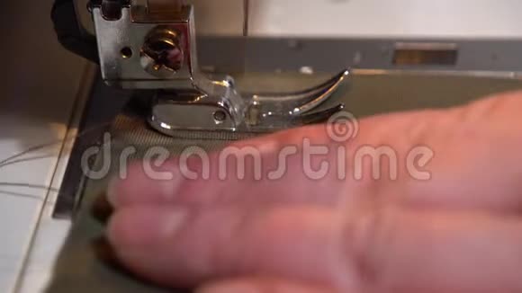在现代缝纫机上缝制卡其布材料的过程视频的预览图