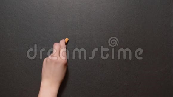 目标一只左手在黑板上用橙色粉笔写下目标一词概念粉笔画视频的预览图