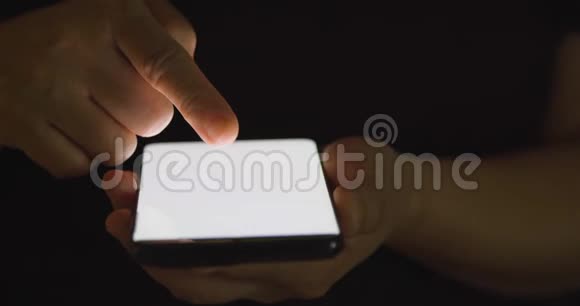 手指在黑暗中触摸手机屏幕视频的预览图