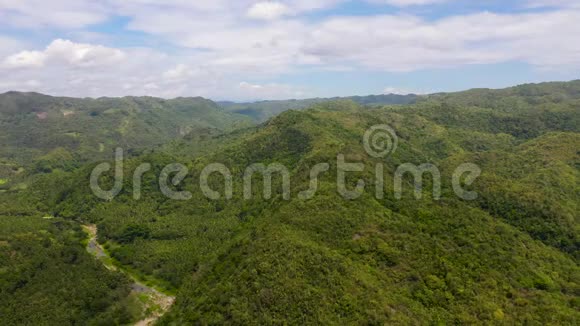 山景带雨林鸟瞰菲律宾莱特岛的山脉视频的预览图