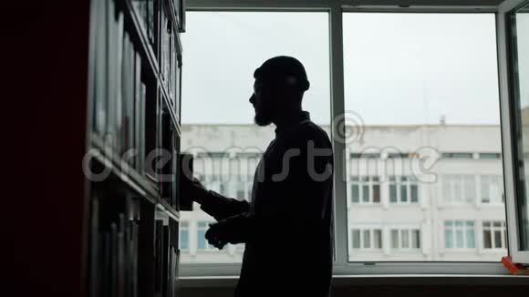 非裔美国人从书架上拿书读大学图书馆视频的预览图