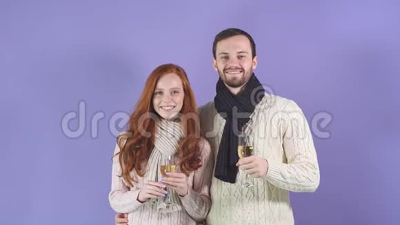 年轻的幸福夫妇喜欢喝香槟庆祝圣诞快乐一起感受吸引力视频的预览图