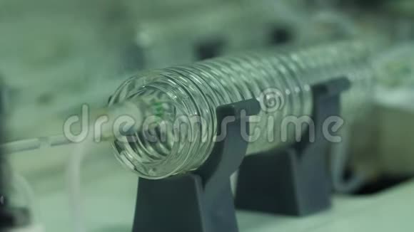 玻璃螺旋管中的水视频的预览图