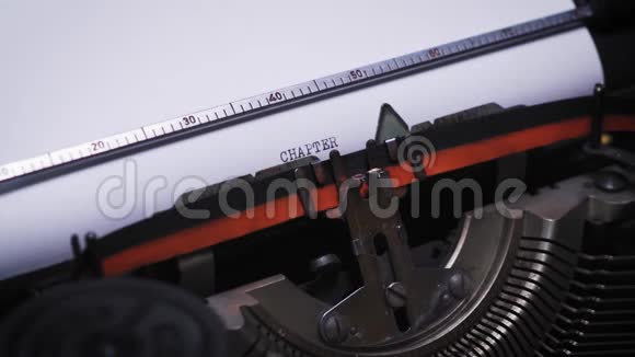 旧打字机上的字章视频的预览图