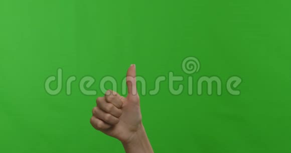 女性用手势表示喜欢不喜欢和赞同视频的预览图