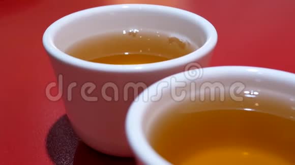 中餐厅桌上两杯热茶的动作视频的预览图