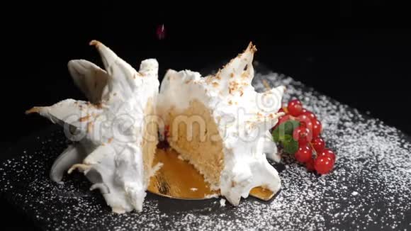 在豪华餐厅准备美味的甜点黑手套厨师把甜馅料倒入美味的糕点中视频的预览图