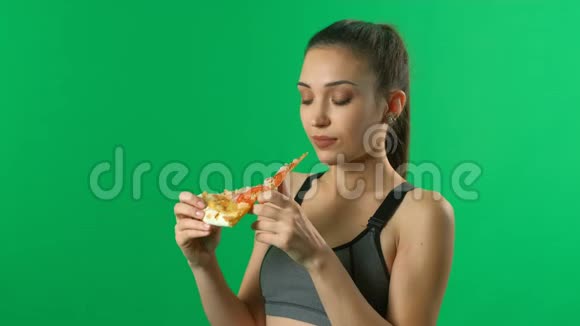 这个女孩正在家里吃一个绿色屏幕背景的披萨孤立视频的预览图