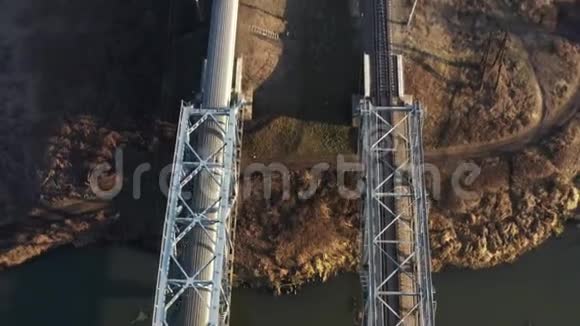 无人驾驶飞机飞越火车过桥视频的预览图