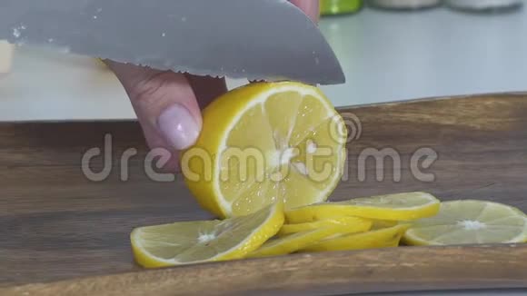 特写镜头一个女人在厨房里用刀切柠檬视频的预览图