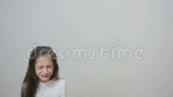 小女孩泪流满面视频的预览图