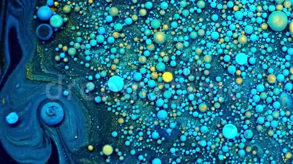美丽的颜料和墨水在油蓝色五颜六色的泡泡抽象的彩色颜料视频的预览图