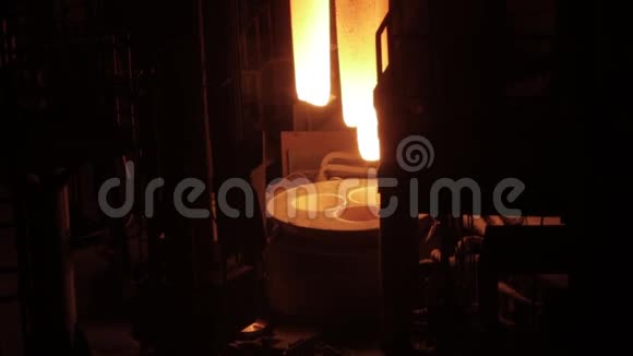 钢铁厂热熔金属浇注的冶金工人高炉炼钢厂视频的预览图