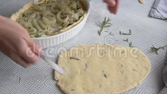 用蔬菜和洋葱烹饪意大利香肠自制面包店主题视频的预览图