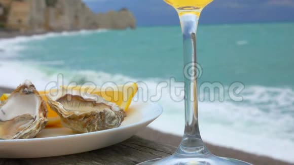 白色盘子在海洋的背景上放新鲜的牡蛎和柠檬视频的预览图