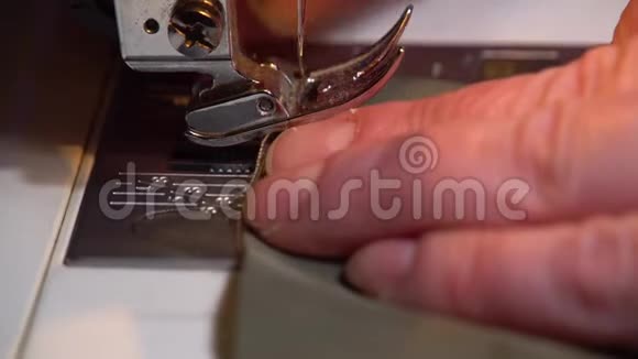 在现代缝纫机上缝制卡其布材料的过程视频的预览图