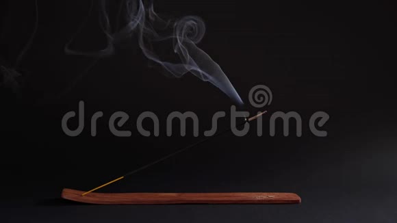 芳香棒在黑色背景的支架上抽烟亚洲主题放松和冥想视频的预览图