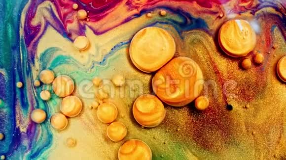 金色液体油漆气泡抽象颜色背景真正美丽的物质流动视频的预览图