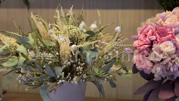 干燥的花束白色格子花桉树洋甘菊和蕨类植物花店装饰装修视频的预览图