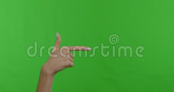 女性手指着旁边的拷贝空间色度键背景视频的预览图