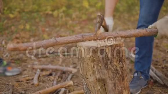 人用斧头砍木头的特写镜头视频的预览图