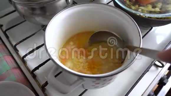 用勺子把锅里的汤倒进碗里自制食物视频的预览图