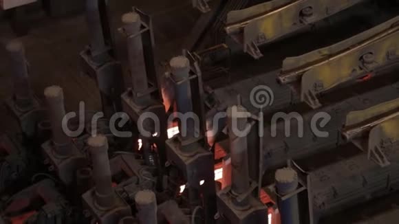 钢铁厂热熔金属浇注的冶金工人高炉炼钢厂视频的预览图