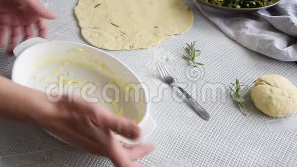 用蔬菜和洋葱烹饪意大利香肠自制面包店主题视频的预览图