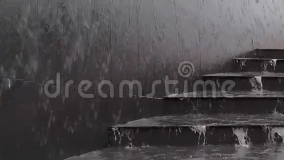 城市里的洪水喷泉上的瀑布水从楼梯上跑下来街道上没有控制的水视频的预览图