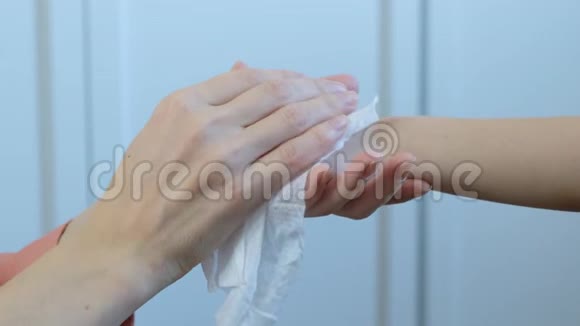 儿童卫生妇女用湿防腐擦清洁儿童手防止病毒和细菌并将其关闭视频的预览图