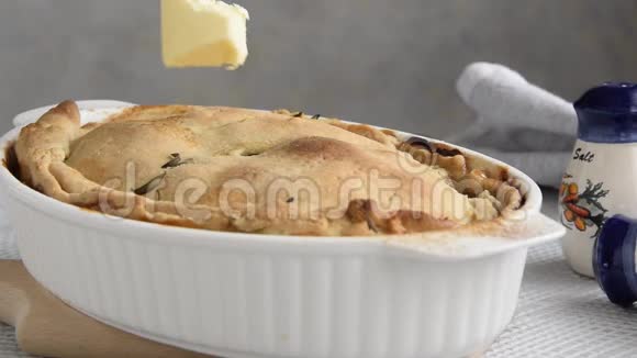 用新鲜的黄油涂在烤盘里准备吃意大利香肠视频的预览图