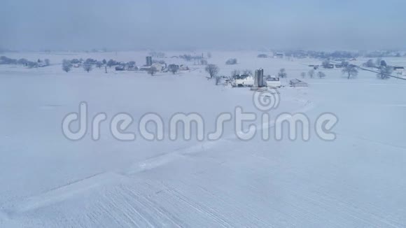 清晨日出的鸟瞰美丽乡村落雪后视频的预览图