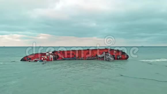 生态灾难油轮失事搁浅了海洋的石油污染空中无人机射击视频的预览图