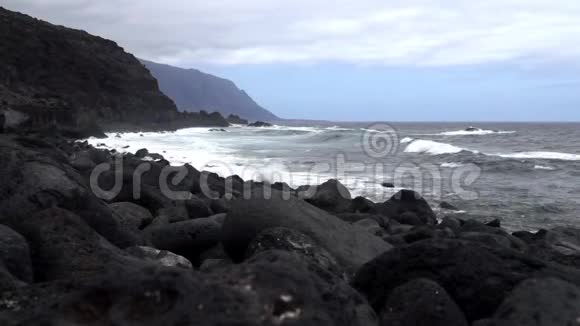 西班牙加那利群岛埃尔希罗的埃尔戈沃山谷黑色熔岩石滩和悬崖及海洋视频的预览图