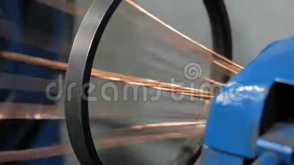 生产电缆的工厂特写铜缆绞合视频的预览图
