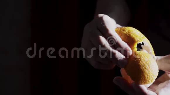 手里拿着橘子清洁橘子的皮肤人手剥柑子近视频的预览图
