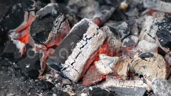 烧烤架中燃烧煤的特写热煤和带烟火焰视频的预览图
