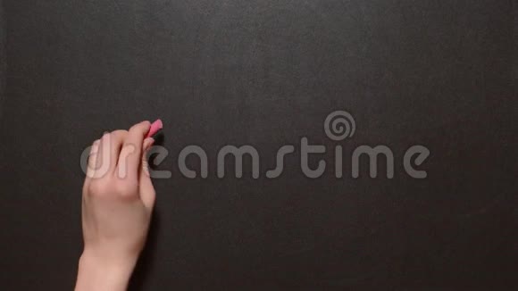 没有一只左雌手在黑板上用粉笔写单词不并画X概念粉笔画视频的预览图