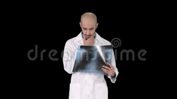 阿尔法通道x光扫描行走的放射科医生视频的预览图