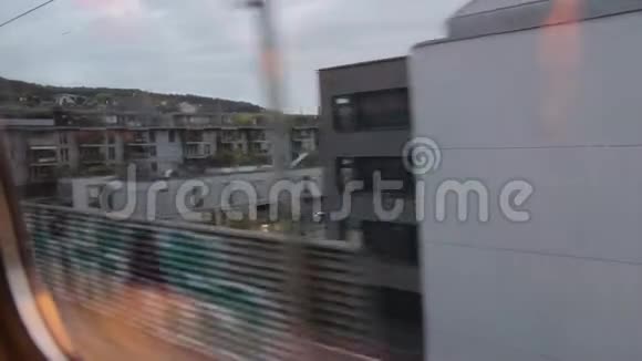 火车进入隧道视频的预览图
