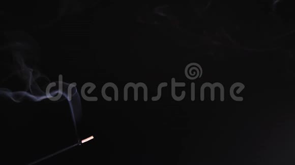 芳香棒冒烟孤立黑色背景上的特写一种带有强烈气味的宗教仪式视频的预览图