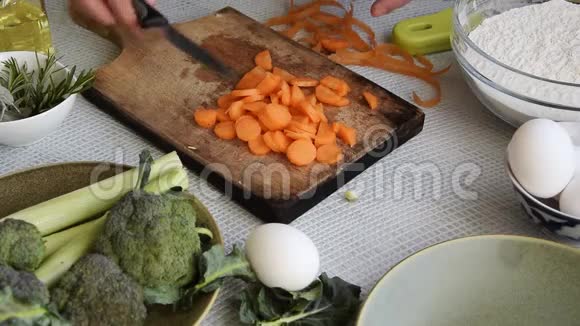 女性手切胡萝卜健康食品成分的俯视图均衡饮食视频的预览图
