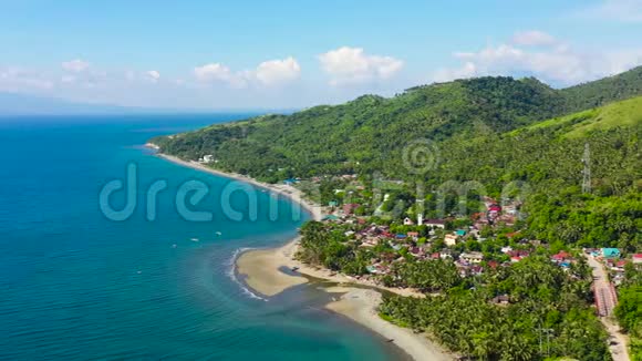 热带岛屿上的小镇海景菲律宾鸟瞰视频的预览图