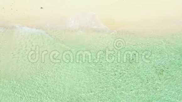 柔软的蓝色海浪在干净的沙滩上俯视青绿色海浪和白色沙滩视频的预览图