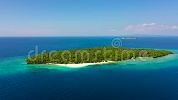 带美丽岛屿的环礁鸟瞰白沙滩和碧海菲律宾马哈巴岛视频的预览图